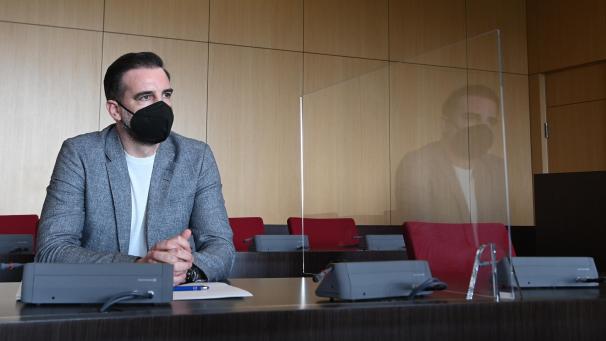 <p>Christoph Metzelder im Saal des Düsseldorfer Amtsgericht</p>