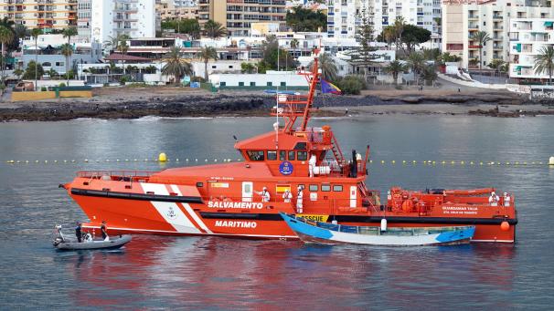 <p>Ein Seenotrettungskreuzer von Salvamento Maritimo kommt im Hafen von Los Cristianos im Süden der Insel Teneriffa mit den Leichen der 17 Migranten an, die während der Migrationsroute zu den Kanarischen Inseln gestorben sind.</p>