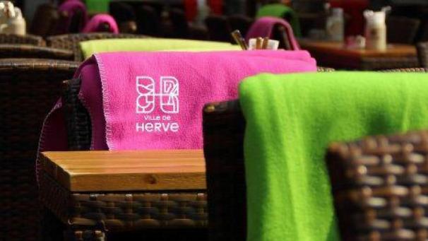 <p>Die Stadt Herve schafft bunte Decken für die Horeca-Betriebe an.</p>