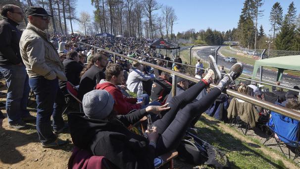 <p>Ein Archivbild aus dem April 2019: Motorsportfans drängen sich am Car-Friday rund um die Nordschleife des Nürburgrings.</p>