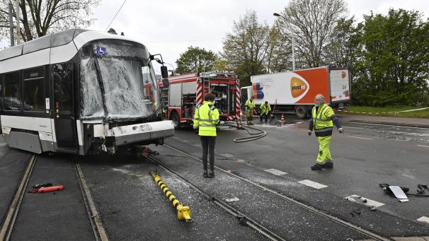 <p>Bei einem Unfall in Antwerpen sind am Donnerstag vier Personen verletzt worden.</p>