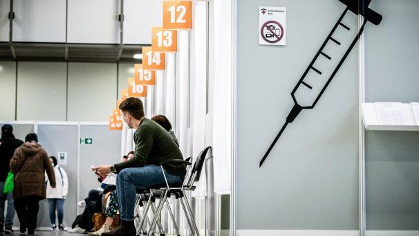 <p>Wartende im Corona-Impfzentrum Messe Berlin</p>