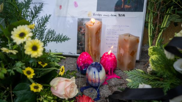 <p>Vor einer Einrichtung des diakonischen Anbieters Oberlinhaus liegen Blumen und Kerzen. In der Einrichtung mit einem Wohnheim waren am Vortag vier Leichen und eine schwer verletzte Person gefunden worden.</p>