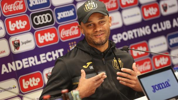 <p>Vincent Kompany trat am Donnerstag sichtlich gut gelaunt vor die Presse.</p>