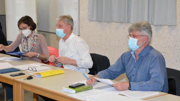 <p>Der Frühjahrs-Holzverkauf der Gemeinde Büllingen verlief ganz nach den Vorstellungen von Bürgermeister Friedhelm Wirtz (Mitte) und Waldschöffe Reinhold Adams. Am Ende der Verkaufssitzung konnte Generaldirektorin Julia Keifens einen Ertrag von gut 1,2 Millionen Euro für 15.915 Festmeter Fichtenholz notieren.</p>