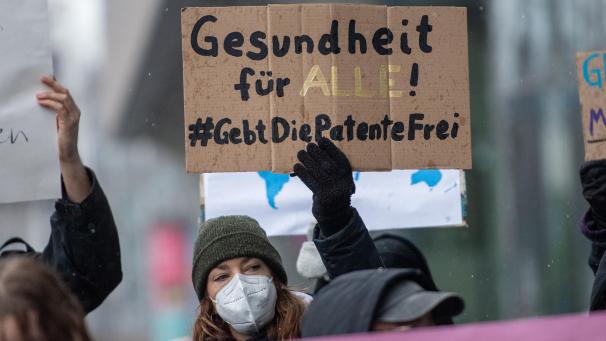 <p>Demonstration anlässlich der Verhandlungen der Welthandelsorganisation, den Patentschutz auf Produkte und Technologien zur Eindämmung der Covid-19-Pandemie temporär aufzuheben, wie es Indien und Südafrika beantragt haben.</p>