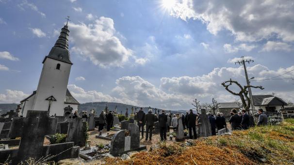 <p>Seine letzte Ruhe fand Joseph Maraite im Schatten der Kapelle in Weweler, seit Jahrhunderten der Friedhof der Pfarre Burg-Reuland. Ein Ort der Ruhe und der Einkehr, der Trauer und des Trostes, mit historischen Wurzeln im Mittelalter, hoch über dem Zusammenfluss von Ulf und Our und für den Verstorbenen stets ein weithin sichtbares Bekenntnis zu Eifeler Heimat. Fotos: David Hagemann</p>