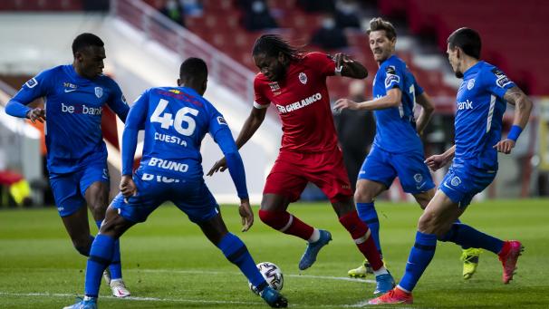 <p>Vor knapp zwei Wochen besiegten Dieumerci Mbokani (am Ball) und die Antwerpener Genk mit 3:2.</p>