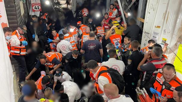 <p>Rettungskräfte bei der Arbeit in der jüdisch-orthodoxen Pilgerstätte Mount Meron, wo viele Gläubige bei einer Massenpanik während des jüdischen religiösen Festes Lag BaOmer im Norden Israels am frühen Freitag getötet wurden.</p>
