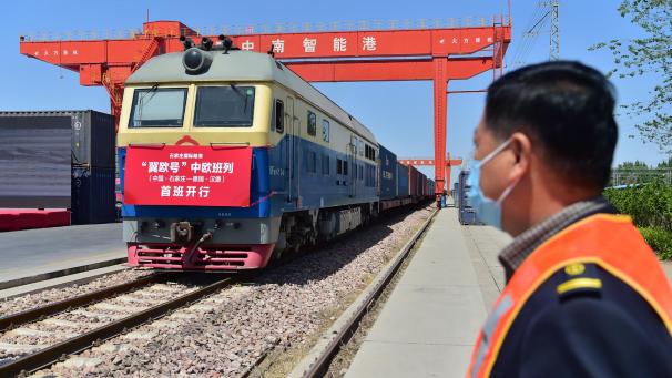 <p>Ein Güterzug fährt vom internationalen Landhafen Shijiazhuang in der nordchinesischen Provinz Hebei nach Hamburg (Deutschland) ab.</p>