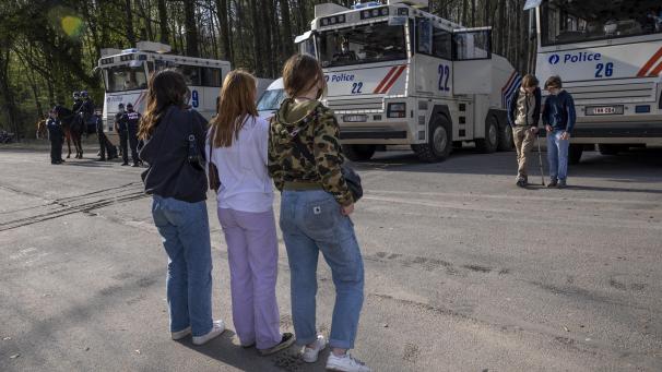 <p>Diese Szene nahm ein Belga-Fotograf bei „La Boum“ am 1. April im Bois de la Cambre auf.</p>