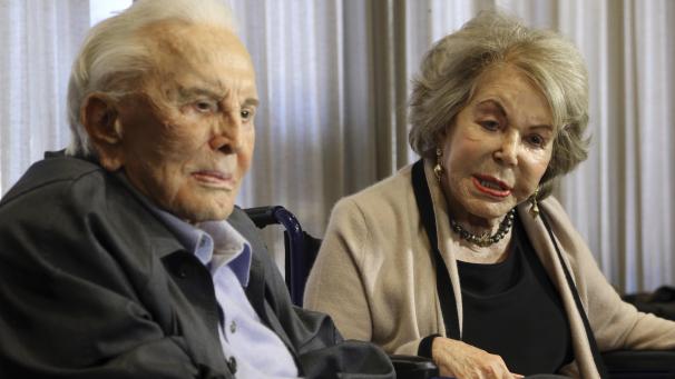 <p>Der Schauspieler Kirk Douglas und seine Frau Anne sprechen 2017 in Los Angeles, USA, während einer Party zur Feier des 100. Geburtstags von Kirk. Ebenfalls zelebriert wurde der 63. Hochzeitstag des Paares und der 25. Jahrestag einer Spende von Anne Douglas zur Gründung des „Anne Douglas Center“ für obdachlose Frauen.</p>