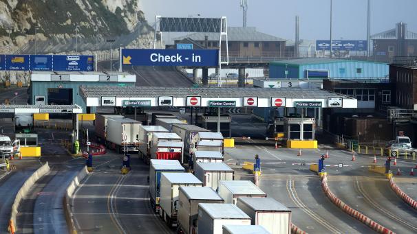 <p>Lastwagen fahren zum Check-in in das Terminal am Hafen. Der Brexit-Handelspakt der Europäischen Union mit Großbritannien ist am 1. Mai in Kraft getreten.</p>