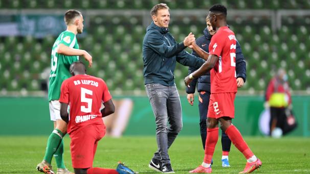 <p>Leipzig-Coach Julian Nagelsmann (Bikdmitte) bedankt sich nach dem Spiel bei Nordi Mukiele.</p>