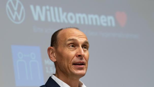 <p>Elektronik-Chips stecken in jedem Fahrzeug, aus modernen Modellen mit Assistenzsystemen sind sie erst recht nicht mehr wegzudenken. Ralf Brandstätter, Chef der VW-Kernsparte, hält die aktuelle Lieferkrise noch längst nicht für beendet.</p>