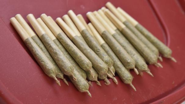 <p>Für Geimpfte gibt es eine Belohnung, die in Belgien undenkbar wäre: Joints.</p>