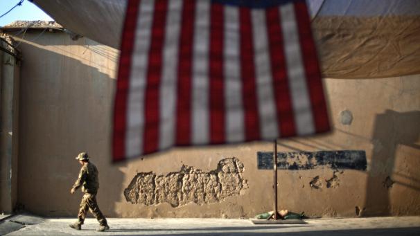 <p>Ein US-Soldat geht an einer US-Fahne vorbei, die in Vorbereitung auf eine Zeremonie zum zehnten Jahrestag der Anschläge vom 11. September in der Forward Operating Base Bostick in der Provinz Kunar aufgehängt ist.</p>