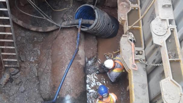 <p>Dieser Schnappschuss zeigt Arbeiter bei Kanalarbeiten, in dem ein gigantischer Fettkloß festsitzt.</p>