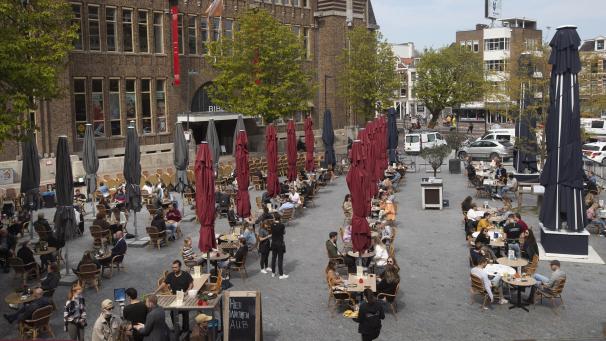 <p>Ein Bild aus Utrecht: Die Niederlande haben zuletzt einige Einschränkungen zur Eindämmung der Corona-Pandemie gelockert und unter anderem Bereiche der Außengastronomie wieder geöffnet.</p>