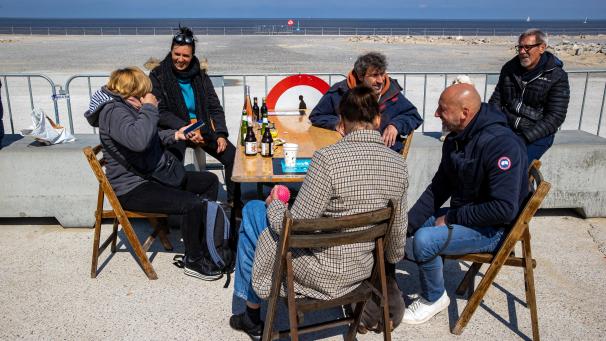 <p>Die Stühle und Tische auf der Strandpromenande fanden am Samstag großen Zuspruch.</p>