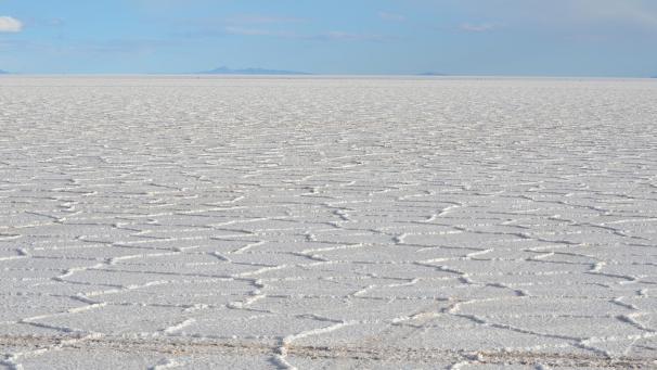 <p>Ein Blick auf den größten Salzsee der Welt, den Salar de Uyuni, im bolivianischen Hochland. Unter der Salzkruste lagern die größten Lithiumreserven der Welt.</p>