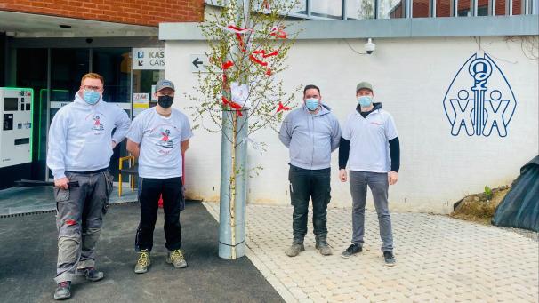 <p>Um ihren Dank auszudrücken, haben die Jungs vom JGV Wusel vor dem St. Nikolaus-Hospital Eupen einen Maibaum aufgestellt.</p>