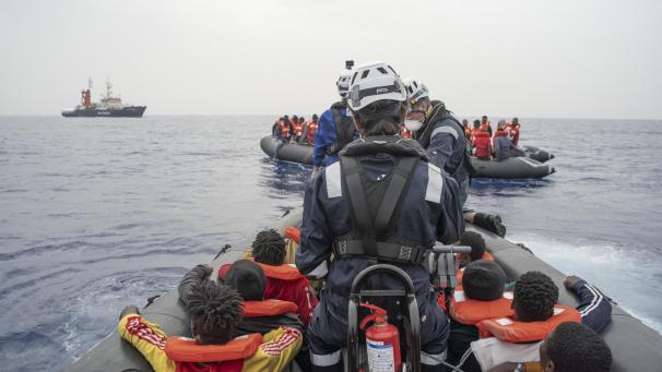 <p>Die Hilfsorganisation Sea-Watch bringt bei einem Rettungseinsatz im zentralen Mittelmeer Migranten in Sicherheit.</p>