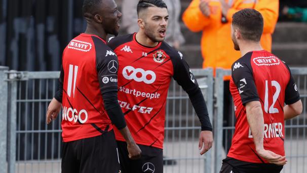 <p>Georges Mikautadze (Bildmitte) ließ sich nach seinem Treffer zum 1:1 von seinen Teamkollegen feiern.</p>