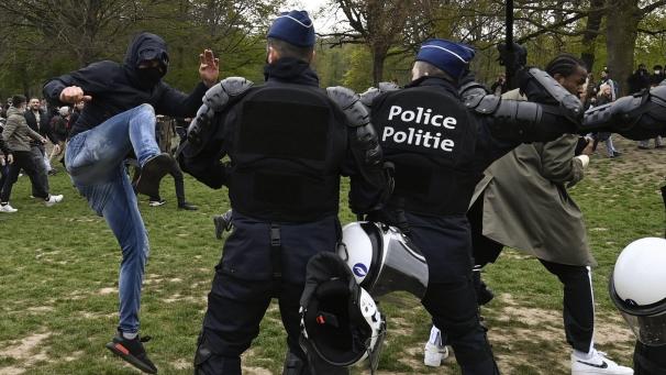 <p>Einige Menschen waren mit Gewalt gegen die Beamten vorgegangen.</p>