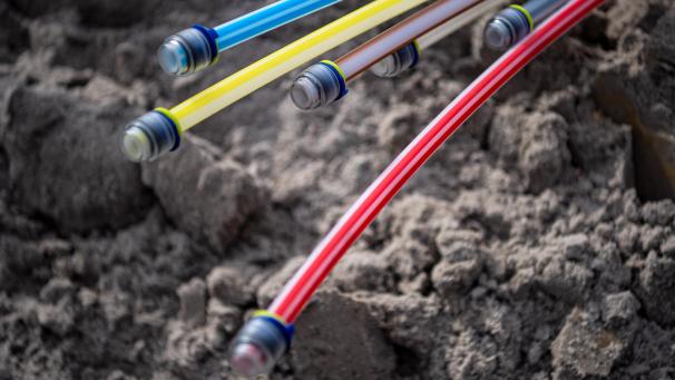 <p>Glasfaserkabel liegen auf einer Baustelle.</p>