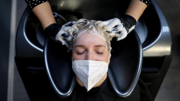 <p>Friseure dürfen ihren Betrieb nach coronabedingter wochenlanger Schließung unter strengen Hygieneauflagen wieder aufnehmen.</p>