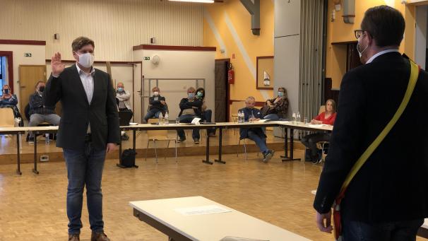 <p>Vor dem Gemeinderat leistete Frederik Wertz (l.) seinen Eid.</p>