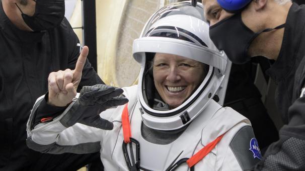 <p>NASA-Astronautin Shannon Walker zeigt nach der Landung einen Finger in die Höhe.</p>