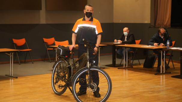 <p>Kommissar Yves Lecoq präsentiert die neuen Fahrräder der Polizeizone.</p>