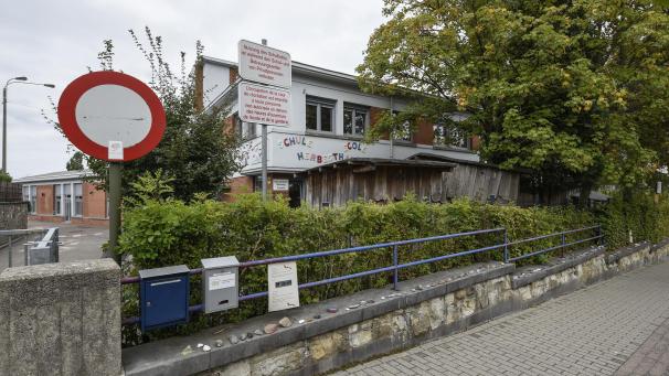 <p>Mehrere nachgewiesene Corona-Infektionen in der Schülerschaft haben zur Folge, dass der Schulbetrieb in Herbesthal in den nächsten zwei Wochen ausgesetzt wird.</p>