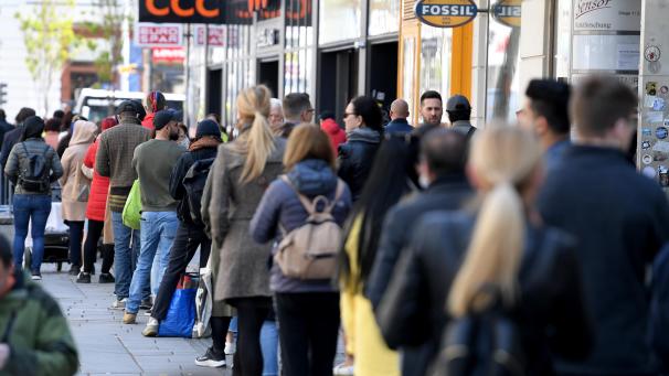 <p>Vor einem Geschäft in einer Einkaufsstraße hat sich eine Menschenschlange gebildet. In Österreich haben seit Montag in allen Bundesländern die Geschäfte und viele Dienstleister wieder geöffnet.</p>