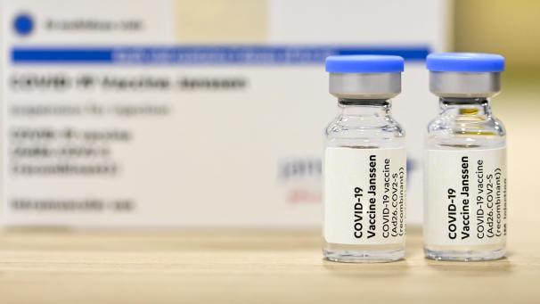 <p>Wegen Befürchtungen, dass der Impfstoff in seltenen Fällen zu Blutgerinnseln führen kann, streicht die dänische Regierung nach AstraZeneca auch das Vakzin von Johnson &amp; Johnson aus dem Impfprogramm.</p>