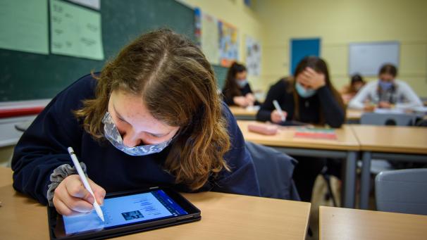 <p>Weg vom Frontalunterricht, hin zu mehr Schülerbeteiligung Die Digitalisierung ist in den Augen von Schulschöffe Marcel Henn ein Weg dorthin.</p>