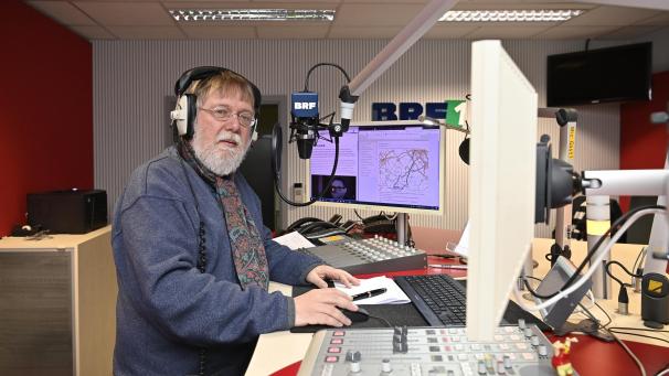 <p>Nur Stichwörter und niedergeschriebene Daten und Zahlen nimmt Hans Reul mit ins Studio. Alles andere fischt er aus seiner jahrelangen Erfahrung als Musikredakteur.</p>