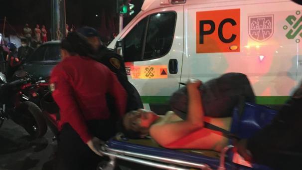 <p>Rettungskräfte transportieren einen Verletzten auf einer Trage zu einem Krankenwagen. In Mexiko-Stadt ist eine U-Bahnbrücke zum Teil eingestürzt und eine Bahn dabei verunglückt.</p>