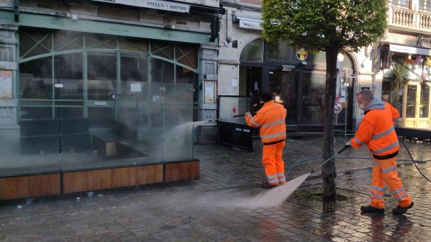 <p>Stadtarbeiter in Löwen kärchern die Terrassen für die Wiedereröffnung am kommenden Samstag.</p>