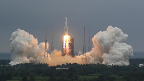 <p>Die Kombination aus dem Kernmodul „Tianhe“ der chinesischen Raumstation und der Langer-Marsch-5B-Y2-Rakete startet von der Wenchang Spacecraft Launch Site in der südchinesischen Provinz Hainan. Mit dem Bau einer eigenen Raumstation beginnt China das bisher größte Vorhaben seines ehrgeizigen Weltraumprogramms.</p>