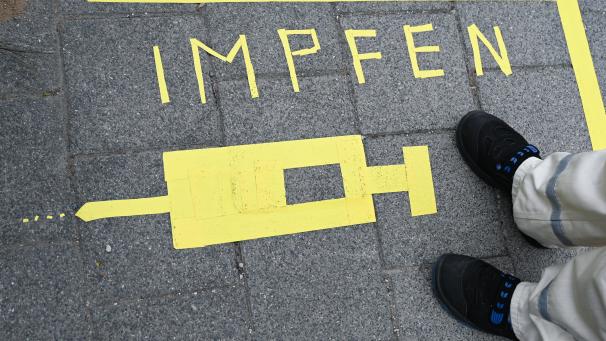 <p>Als Beleg für eine vollständige Impfung soll ein Nachweis auf Papier oder digital auf Deutsch, Englisch, Französisch, Italienisch oder Spanisch akzeptiert werden.</p>