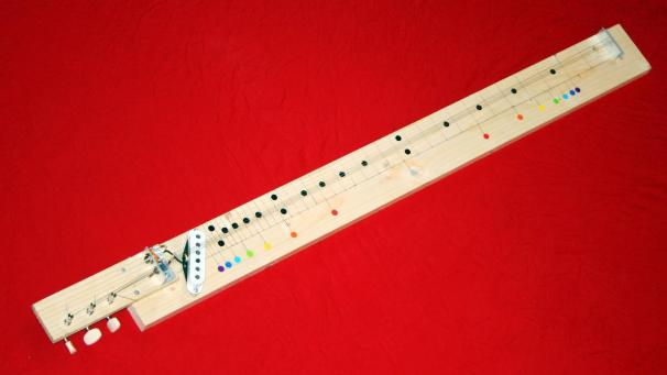 <p>So sieht ein selbstgebautes, sechssaitiges Instrument aus.</p>