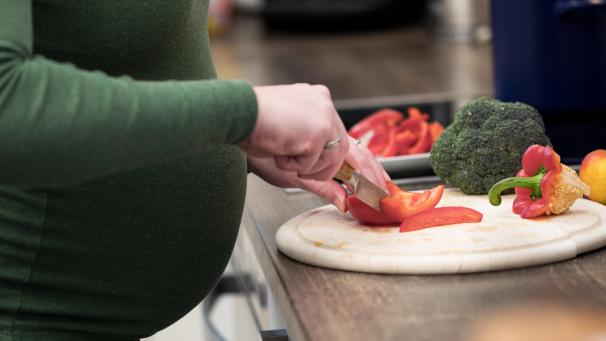 <p>Laut dem Hohen Gesundheitsrat ist strikter Veganismus während einer Schwangerschaft keine gute Idee.</p>