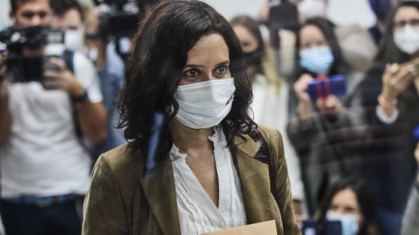 <p>Isabel Diaz Ayuso, Präsidentin der Gemeinde Madrid und Kandidatin zur Wiederwahl, posiert für ein Foto, bevor sie ihre Stimme abgibt. Mehr als 5 Millionen Einwohner Madrids wählten am Dienstag ein neues Regionalparlament.</p>