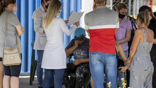 <p>Angehörige versammeln sich vor der Kinderkrippe Aquarela nach einer bewaffneten Attacke.</p>