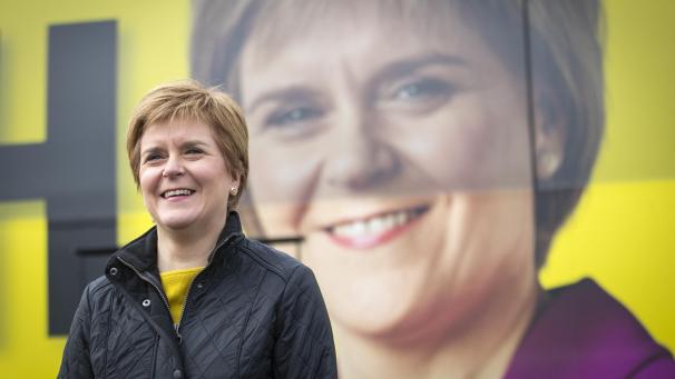 <p>Nicola Sturgeon, Erste Ministerin von Schottland und Vorsitzende der Schottischen Nationalpartei (SNP) steht neben dem Wahlkampfbus der Partei in Drumgelloch bei Airdrie während des Wahlkampfes für die schottischen Parlamentswahlen.</p>
