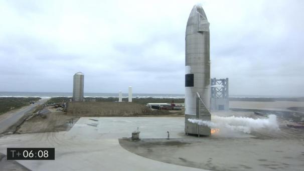 <p>In diesem Bild aus einem von SpaceX zur Verfügung gestellten Video sitzt ein Starship-Testfahrzeug nach der Rückkehr von einem Flugtest auf dem Boden.</p>