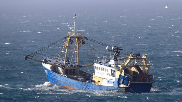 <p>Ein Fischerboot fährt durch den Ärmelkanal.</p>